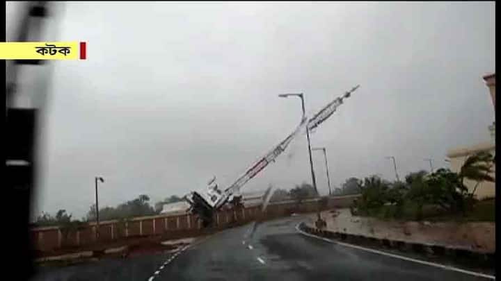 কটকে ভেঙে পড়ল মোবাইলের টাওয়ার