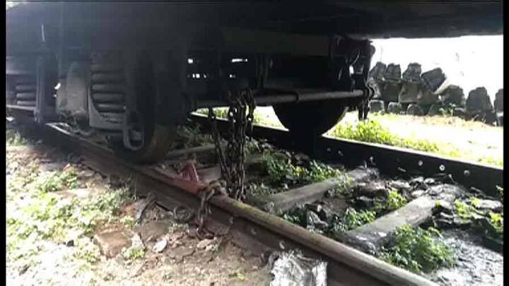  ঝড়ের মোকাবিলায় শিকলে বাঁধা পড়ল ট্রেন। হাওড়ার শালিমার ইয়ার্ডের ছবি