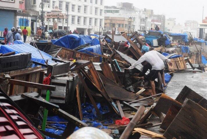 ঘূর্ণিঝড় ফণীর দাপটে লণ্ডভণ্ড ওড়িশার বিস্তীর্ণ অংশ। আজ সকালে ঘন্টায় ১৭৫ কিমি ওড়িশায় আঘাত হানে ঝড়।সঙ্গে প্রবল বৃষ্টি। এই প্রাকৃতিক দুর্যোগে ওড়িশায় আট জনের মৃত্যু হয়েছে বলে সরকারি সূত্রে খবর। তীব্র ঝড়ের দাপটে বিপর্যস্ত হয়েছে ওড়িশার বিভিন্ন গ্রাম ও শহর। ছবি-এএফপি