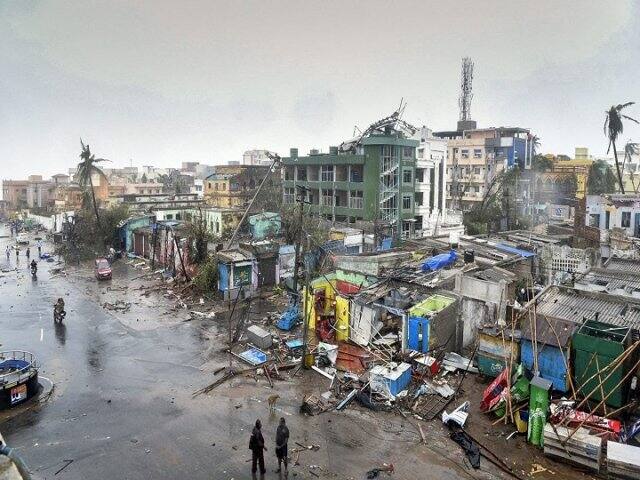 মুখ্যমন্ত্রী জানিয়েছেন, ঘূর্ণিঝড় আঘাত হানার ২৪ ঘন্টা আগেই প্রায় ১০০০ গ্রাম ও ৫২ শহর এলাকা থেকে প্রায় ১২ লক্ষ মানুষকে সরিয়ে নিরাপদ স্থানে নিয়ে আসা হয়। ছবি-পিটিআই 