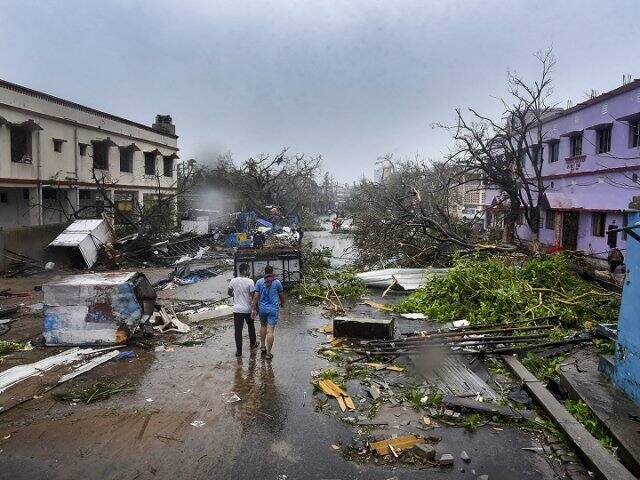 পুরী, খুড়দা ও কটক জেলায় বহু কুড়ে ঘর ও পুরানো বাড়ি ক্ষতিগ্রস্ত হয়েছে বলে তিনি জানিয়েছেন। গ্রীষ্মের ফসল, ফুলের চাষ, ও গাছপালার ব্যাপক ক্ষতি হয়েছে বলে তিনি জানিয়েছেন। ছবি-পিটিআই 