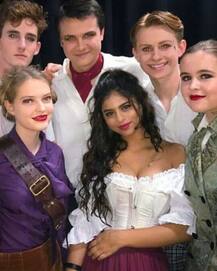 লন্ডনে বন্ধুদের সঙ্গে মজা করছেন শাহরুখ কন্যা সুহানা