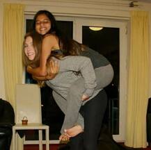 লন্ডনে বন্ধুদের সঙ্গে মজা করছেন শাহরুখ কন্যা সুহানা