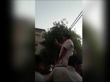 দিল্লির মোতিনগরে রোড শো চলাকালীন কেজরীবালকে চড়, গ্রেফতার যুবক