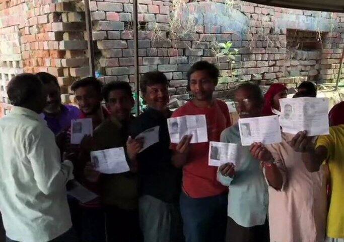অযোধ্যায় বুথের বাইরে অপেক্ষায় ভোটার রা।