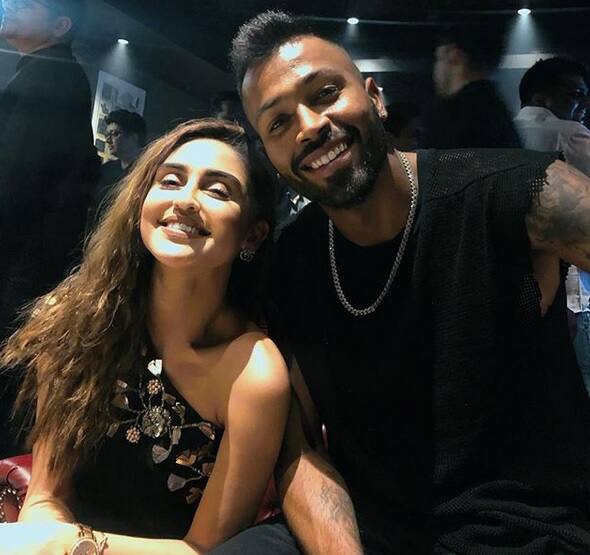 সোশ্যাল মিডিয়ায় হার্দিক পাণ্ড্যর সঙ্গে ছবি পোস্ট করে ট্রোলড টিভি তারকা ক্রিস্টল ডি’সুজা Krystle D'Souza, Trolled For Posting 'Mere Bhai' Pic With Hardik Pandya, Jumps To His Defence সোশ্যাল মিডিয়ায় হার্দিক পাণ্ড্যর সঙ্গে ছবি পোস্ট করে ট্রোলড টিভি তারকা ক্রিস্টল ডি’সুজা