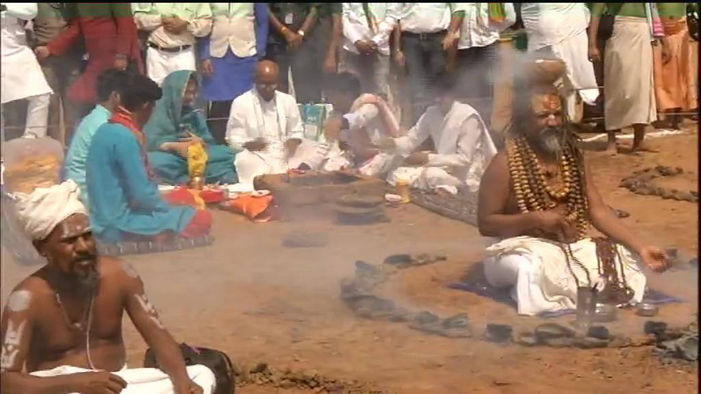 ভোপালে দিগ্বিজয়ের জয়ের জন্য হঠযোগ কম্পিউটার বাবার Computer Baba performs 'Hatyog' for Digvijaya Singh's victory in Bhopal ভোপালে দিগ্বিজয়ের জয়ের জন্য হঠযোগ কম্পিউটার বাবার