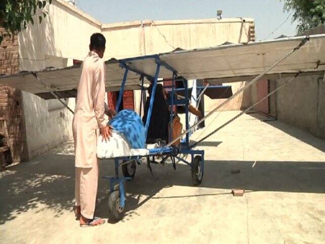 Pakistani popcorn seller Muhammad fayyaz who built his own plane for fly বিমান তৈরি করেছেন পাকিস্তানের পপকর্ন বিক্রেতা !