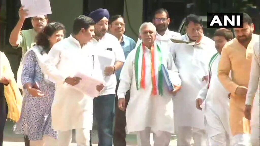 Cong dumps documents at Chouhan home to back loan waiver claim কৃষিঋণ মকুবের ‘প্রমাণ’, শিবরাজের বাড়িতে নথিপত্র ছড়াল কংগ্রেস