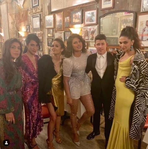 এই ছবি দেখে আবার প্রশ্ন উঠেছে, দীপিকা অন্ত্বঃসত্ত্বা কীনা।
