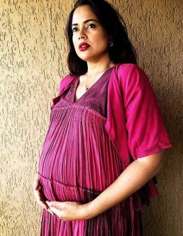 সোশ্যাল মিডিয়ায় নিয়মিত নিজের বেবীবাম্পের ছবি পোস্ট করেন শমীরা