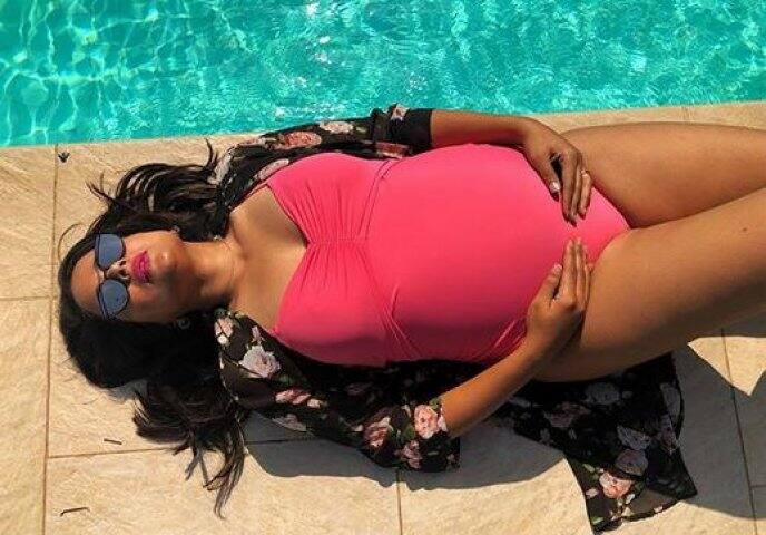 সম্প্রতি গোলাপী সুইমশ্যুটে নিজের ছবি পোস্ট করেছেন শমীরা। ছবিতে কার ‘বেবীবাম্প’ স্পষ্ট