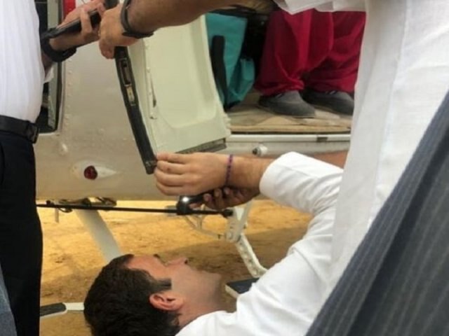 Rahul Gandhi helps pilot repair helicopters door, video goes viral হেলিকপ্টার সারাতে পাইলটকে সাহায্য করলেন রাহুল গাঁধী! ভিডিও ভাইরাল