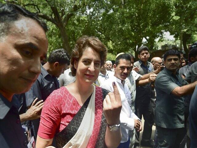 ষষ্ঠ দফার লোকসভা নির্বাচনে অংশ নিলেন প্রিয়ঙ্কা গাঁধী। ভোট দেবার পর প্রিয়ঙ্কার ছবি।