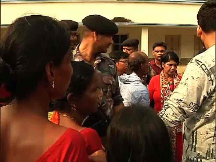 সেইসময় তাঁকে ঘিরে বিক্ষোভ দেখাতে শুরু করেন মহিলা তৃণমূল কর্মীরা।