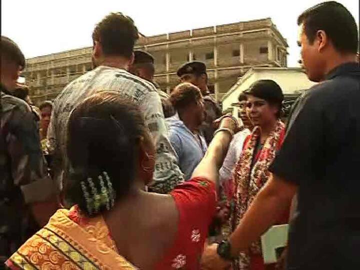 ঘাটাল লোকসভা কেন্দ্রের অন্তর্গত কেশপুরে বিজেপির পোলিং এজেন্টকে বুথে ঢোকাতে যান বিজেপি প্রার্থী ভারতী ঘোষ।