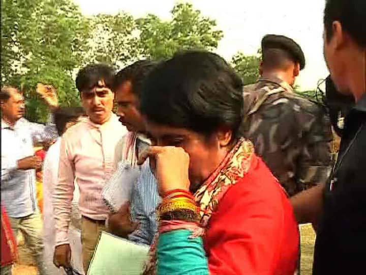 কেশপুরে ভারতীর গাড়ি বাজেয়াপ্ত করে পুলিশ। পুলিশ গাড়ি বাজেয়াপ্ত করায় বিজেপি প্রার্থী ভারতী ঘোষ কেশপুর থানার পাশে একটি মন্দিরে ঢুকে পড়েন। শুরু করেন অবস্থান, বিক্ষোভ। কিছুক্ষণ পর এই মন্দির লক্ষ্য করেও তৃণমূলকর্মীরা ইটবৃষ্টি শুরু করেন। পরিস্থিতি বেগতিক দেখে যে মন্দির থেকে পাঁচিল টপকে ভারতীকে বের করেন আনে পুলিশ।