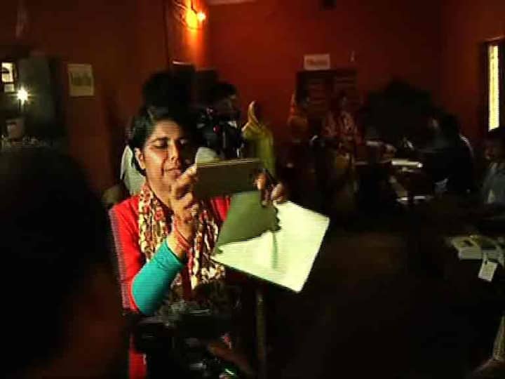 রবিবার সকালে ভোট শুরুর পর কেশপুরের পিকুরদার একটি বুথে ঢুকে ভিডিওগ্রাফি করতে শুরু করে ঘাটাল লোকসভা কেন্দ্রের বিজেপি প্রার্থী ভারতী ঘোষ। শুরু হয় বিতর্ক। ভারতীর সাফাই, নির্বাচন কমিশনে প্রমাণ দেওয়ার জন্যই ভিডিও করছিলেন তিনি। ওই ঘটনার জেরে সরিয়ে দেওয়া হয় প্রিসাইডিং অফিসারকে।