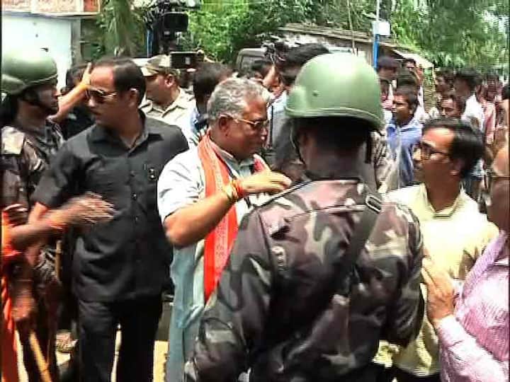 মেদিনীপুর লোকসভা কেন্দ্রের অন্তর্গত রামপুরায় বিজেপি প্রার্থী দিলীপ ঘোষকে ঘিরে বিক্ষোভ। রীতিমতো তাড়া করলেন তৃণমূল কর্মীরা। ওই এলাকায় বিজেপি কর্মীদের ওপর হামলার খবর পেয়ে ঘটনাস্থলে যান দিলীপ ঘোষ। সেইসময় তাঁকে ঘিরে বিক্ষোভ দেখায় তৃণমূল কর্মীরা। বিজেপি প্রার্থীর গাড়িতে হামলার চেষ্টা হয়। নিরাপত্তা রক্ষীরা দিলীপ ঘোষকে নিয়ে দ্রুত এলাকা ছাড়েন