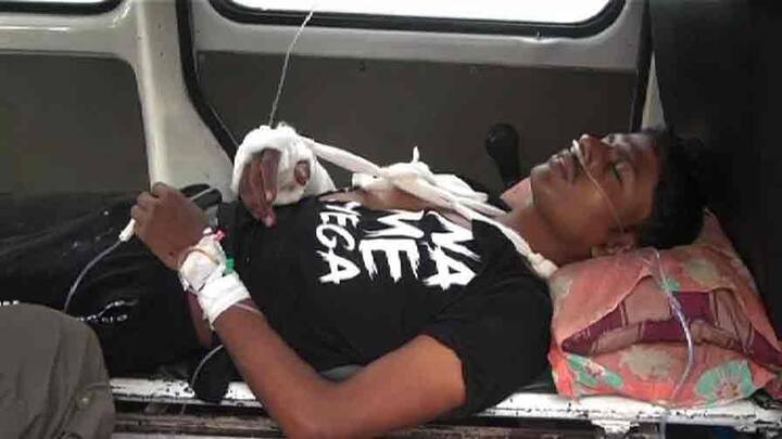 মেদিনীপুর লোকসভা কেন্দ্রের অন্তর্গত দাঁতনের কুসুমদা গ্রামে বিজেপি নেতাকে মারধরের অভিযোগ তৃণমূলের বিরুদ্ধে। আজ সকালে ৩২ নম্বর বুথে বিজেপির পোলিং এজেন্টকে বসিয়ে দিয়ে ফেরার পথে, হামলা হয় বলে অভিযোগ। গুরুতর আহত বিজেপি নেতা প্রদীপ বেরাকে এগরা গ্রামীণ হাসপাতালে নিয়ে যাওয়া হয়েছে। তৃণমূলের প্রতিক্রিয়া এখনও মেলেনি।