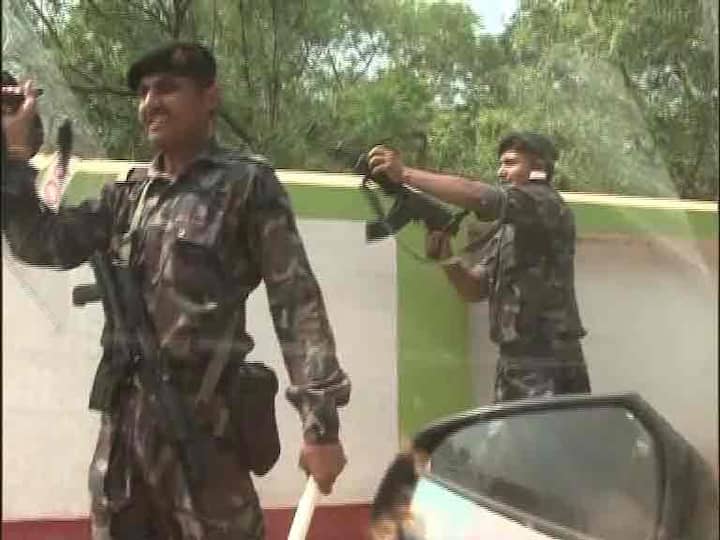 বুথের সামনে জমায়েত হঠাতে পুলিশের বিরুদ্ধে লাঠিপেটা করার অভিযোগ। এই ঘটনায় উত্তেজনা ছড়ায় মেদিনীপুর লোকসভা কেন্দ্রের অন্তর্গত দাঁতনের সোলেমানপুরে। বিজেপির দাবি, এই ঘটনায় তাঁদের এক কর্মী জখম হন। জখম কর্মীকে নিয়ে বুথের সামনে বিক্ষোভ দেখান বিজেপি কর্মীরা। পুলিশকে ঘিরে বিক্ষোভও দেখান হয়। এলাকায় উত্তেজনা থাকায় কেন্দ্রীয় বাহিনী মোতায়েন করা হয়েছে।