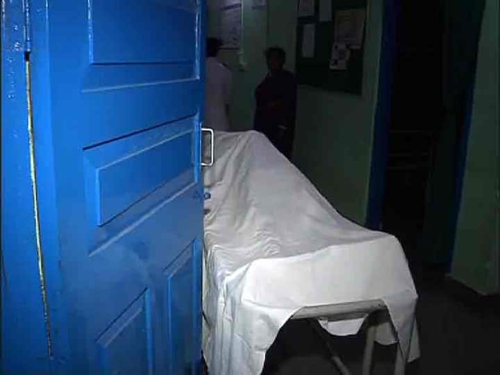 ভোটের আগের রাতে ঝাড়গ্রামের গোপীবল্লভপুরের পেটগিন্দি গ্রামে বিজেপি কর্মীকে পিটিয়ে খুনের অভিযোগ তৃণমূল-আশ্রিত দুষ্কৃতীদের বিরুদ্ধে। মৃতের নাম রমেন সিংহ। বিজেপির অভিযোগ, গতকাল সন্ধে থেকেই এলাকায় দাপিয়ে বেড়াচ্ছিল বহিরাগতরা। এলাকায় টাকা বিলি করছিল তৃণমূল-আশ্রিত দুষ্কৃতীরা। বিজেপি সমর্থক ভোটারদের বাড়ি গিয়ে ভয় দেখানো হচ্ছিল। বাধা দেন বিজেপি কর্মী রমেন সিংহ সহ বেশ কয়েকজন। রাতে বাড়ি ফেরার সময়, একা পেয়ে রমেন সিংহকে তৃণমূল-আশ্রিত দুষ্কৃতীরা পিটিয়ে মারে বলে অভিযোগ বিজেপির। তৃণমূলের জেলা কোর কমিটির সভাপতির দাবি, এই ঘটনার সঙ্গে তাঁদের কোন যোগ নেই। উল্টে তৃণমূল কর্মীরাই আক্রান্ত হচ্ছেন বলে তাঁর অভিযোগ