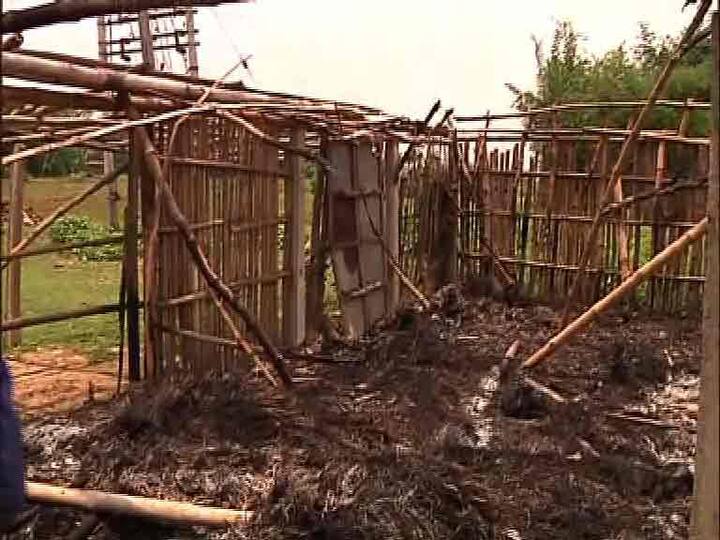 মেদিনীপুর লোকসভা কেন্দ্রের অন্তর্গত বেলদায় তৃণমূলের দলীয় কার্যালয়ে আগুন। তৃণমূল কর্মীদের জন্য রান্না করা খাবার নষ্ট করে দেওয়ার অভিযোগ বিজেপির বিরুদ্ধে। খবর পেয়ে ঘটনাস্থলে যান তৃণমূল প্রার্থী মানস ভুঁইয়া। অভিযোগ অস্বীকার বিজেপির।