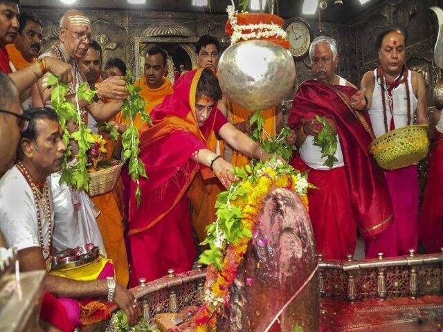 উজ্জয়িনীর মহাকালেশ্বর মন্দিরে পূজো দিলেন কংগ্রেসের সাধারণ সম্পাদক প্রিয়ঙ্কা গাঁধী বঢ়ড়া। এই দিন মন্দিরে ‘পঞ্চমরথ অভিষেক’ করেন প্রিয়ঙ্কা 