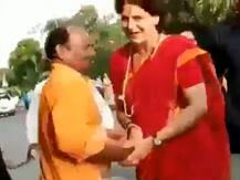 তাঁর রোড শো-তে \'মোদি-মোদি\' স্লোগান তোলা বিজেপি সমর্থকদের সঙ্গে হাত মিলিয়ে সেলফি তুললেন প্রিয়ঙ্কা