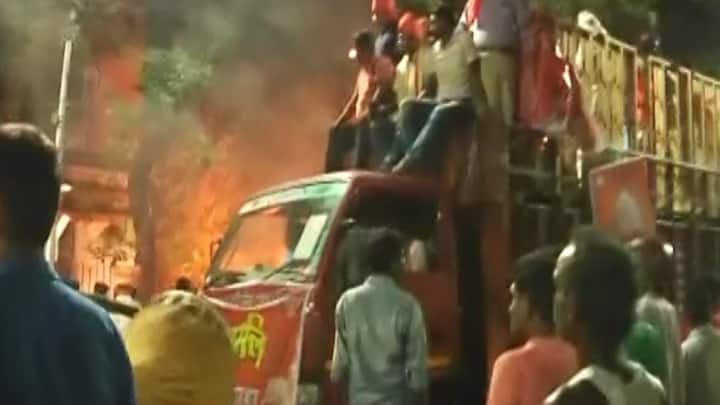 অশান্তির নেপথ্যে তৃণমূলের চক্রান্ত, অভিযোগ অমিতের। বহিরাগত দিয়ে বিজেপির গুন্ডামি, বিদ্যাসাগর কলেজে গিয়ে অভিযোগ মমতার।