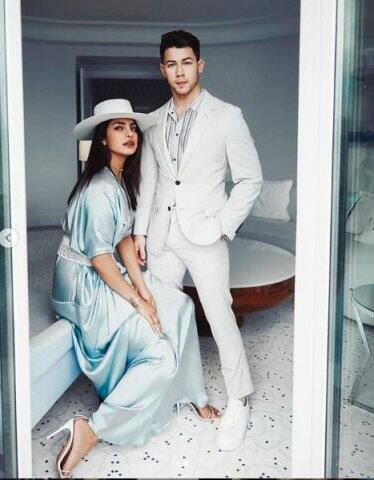 দুজনে ধরা দিলেন রোম্যান্টক মেজাজে।