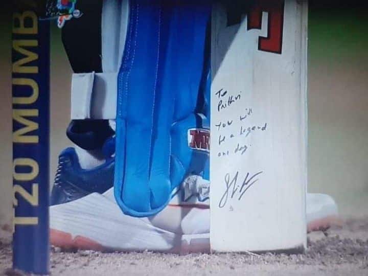 ‘তুমি একদিন কিংবদন্তী হবে’, এই বার্তা লিখে পৃথ্বীকে ব্যাট উপহার শিখরের Youll be legend one day-Dhawan gifts his bat to Prithvi Shaw with special message ‘তুমি একদিন কিংবদন্তী হবে’, এই বার্তা লিখে পৃথ্বীকে ব্যাট উপহার শিখরের