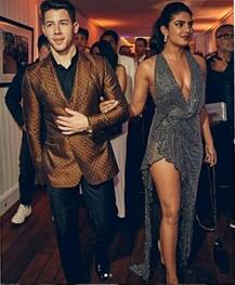 পার্টি করতে গেলেন নিক-প্রিয়ঙ্কা, বারান্দায় দাঁড়িয়ে ভাগ করে খেলেন পিজ্জা