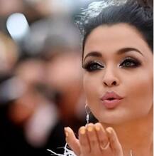 ধবধবে সাদা পোশাকে কানে ঐশ্বর্যা