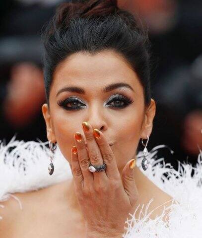 আঙুলে ছিল সেই সোনালি রঙের নেলপালিশ।
