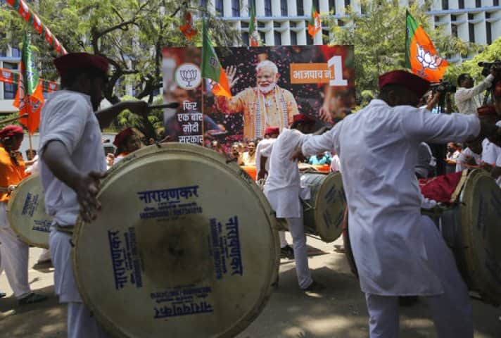 দেখুন মুম্বইয়ে বিজেপি অফিসের সামনের ছবি।