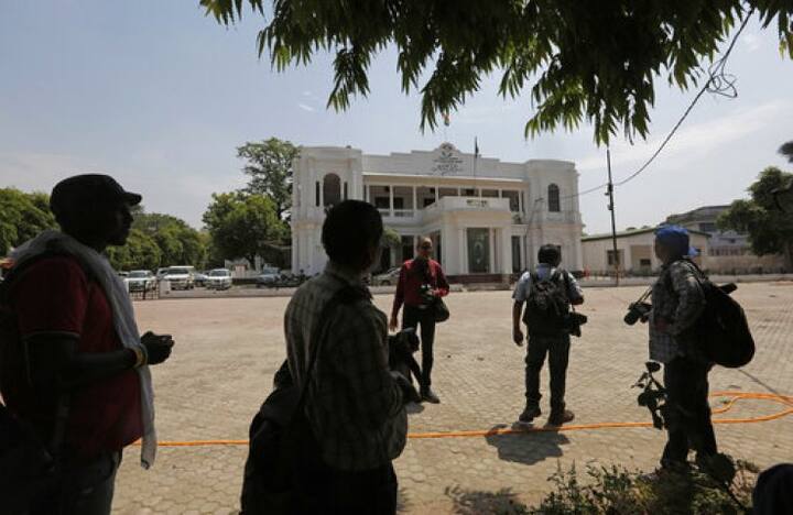 ইতিউতি দাঁড়িয়ে জনাকয়েক সাংবাদিক। কিন্তু কর্মীরা কই? 