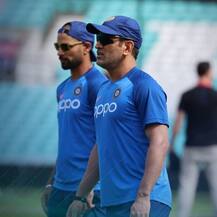 শনিবার নিউজিল্যান্ডের বিরুদ্ধে বিশ্বকাপের প্রস্তুতি ম্যাচ, তার আগে ওভালে প্র্যাক্টিসে নেমে পড়লেন কোহলি-ধোনিরা