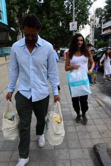 দেখুন, দুই ব্যাগ ভরে বাজার করছেন অর্জুন রামপাল!