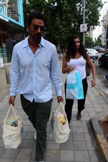 দেখুন, দুই ব্যাগ ভরে বাজার করছেন অর্জুন রামপাল!