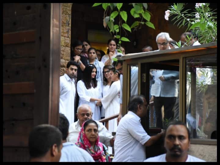 উল্লেখ্য, অজয় দেবগনের পরিবার মুম্বইতে একইসঙ্গে থাকেন। অজয়ের স্ত্রী কাজল বীরু দেবগনের দেখভালও করতেন। বেশ কিছুদিন ধরেই রূপোলি পর্দা থেকে দূরে রয়েছেন কাজল। বীরু দেবগনের অন্তিমযাত্রার আগে কাজল নিজের সামলাতে পারলেন না। ডুকরে কেঁদে ওঠেন তিনি। সেই সময় তাঁর পাশে দাঁড়িয়েছিলেন ঐশ্বর্য রাই বচ্চন। তিনি কাজলকে সান্ত্বনা দেন।