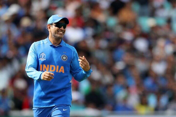 মহেন্দ্র সিংহ ধোনি (ভারত)- ২০১১-র বিশ্বকাপের ফাইনালের ৪৮ তম ওভারে ধোনির সেই শটের কথা চিরস্মরণীয় হয়ে থাকবে। ছক্কা মেরে ভারতকে বিশ্বকাপের ফাইনালে জয় এনে দিয়েছিলেন তিনি। ওই ম্যাচে ৭৯ বলে ৯১ রানের ইনিংস খেলেছিলেন তিনি। দলের উইকেটরক্ষক-ব্যাটসম্যানকে নিয়ে উচ্ছ্বসিত কোচ রবি শাস্ত্রী ও অধিনায়ক বিরাট কোহলি। শাস্ত্রীর কথায়, ধোনির মতো খেলোয়াড় খুবই বিরল। ২০০৪-এ বাংলাদেশের বিরুদ্ধে অভিষেক হয়েছিল ধোনির। এখনও পর্যন্ত ৩৪১ ম্যাচ খেলে ১০,৫০০ রান করেছেন তিনি।