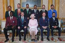 দেখুন, বাকিংহাম প্যালেসে রানি এলিজাবেথ, রাজপুত্র হ্যারির সঙ্গে দেখা করলেন বিরাটরা