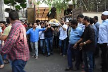 প্রয়াত বীরু দেবগনের জন্য প্রার্থনা সভায় স্ত্রী কাজল, মা বীনা, মেয়ে নিশা ও পরিবারের অন্য সদস্যদের সঙ্গে অজয় দেবগন