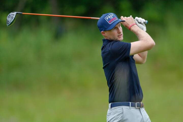 গল্ফ ক্লাব হাতেও একইরকম সাবলীল জো রুট