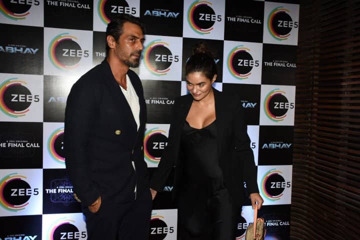 আপাতত নবজাতককে বরণ করতেই আগ্রহী দুজনে।