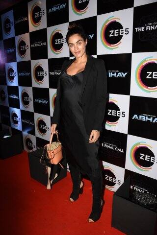 নজর কাড়ছে গাব্রিয়েলার বেবি বাম্প। 