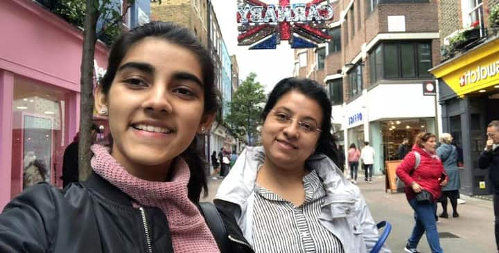 ঘোরার ফাঁকে মায়ের সঙ্গে সেলফি সানার