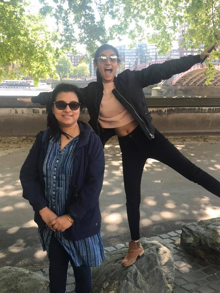 লন্ডনে খোশমেজাজে মা ও মেয়ে। ডোনা-সানা