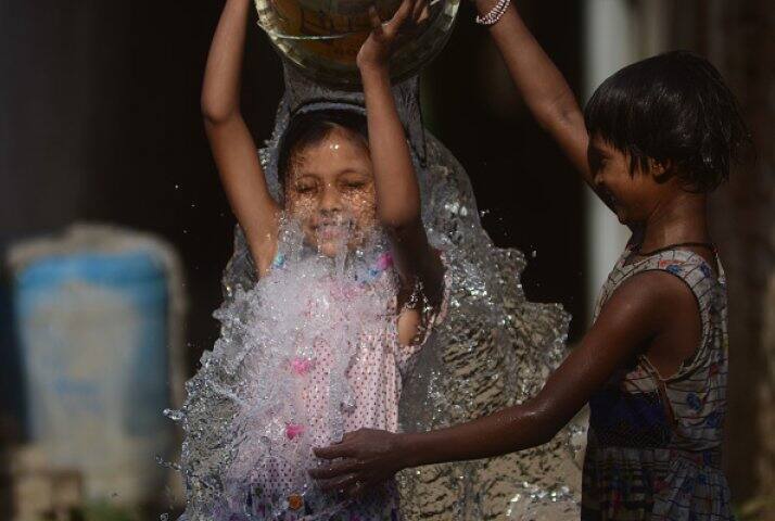 এলাহবাদে নিজের মাথায় জল ঢালছে এক ক্ষুদে (গেটি ইমেজ)